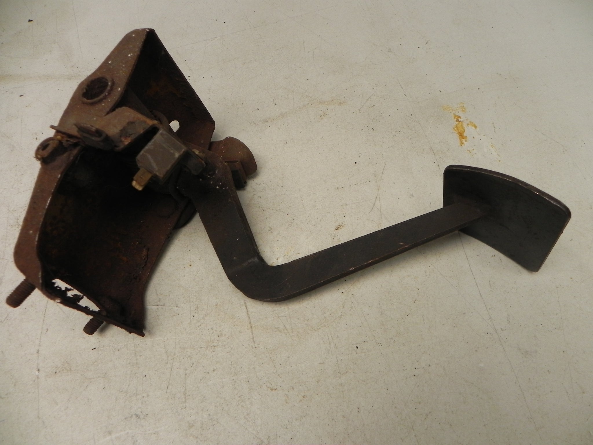 (Used) 911 Sportomatic Pedal Assembly - 1968-77