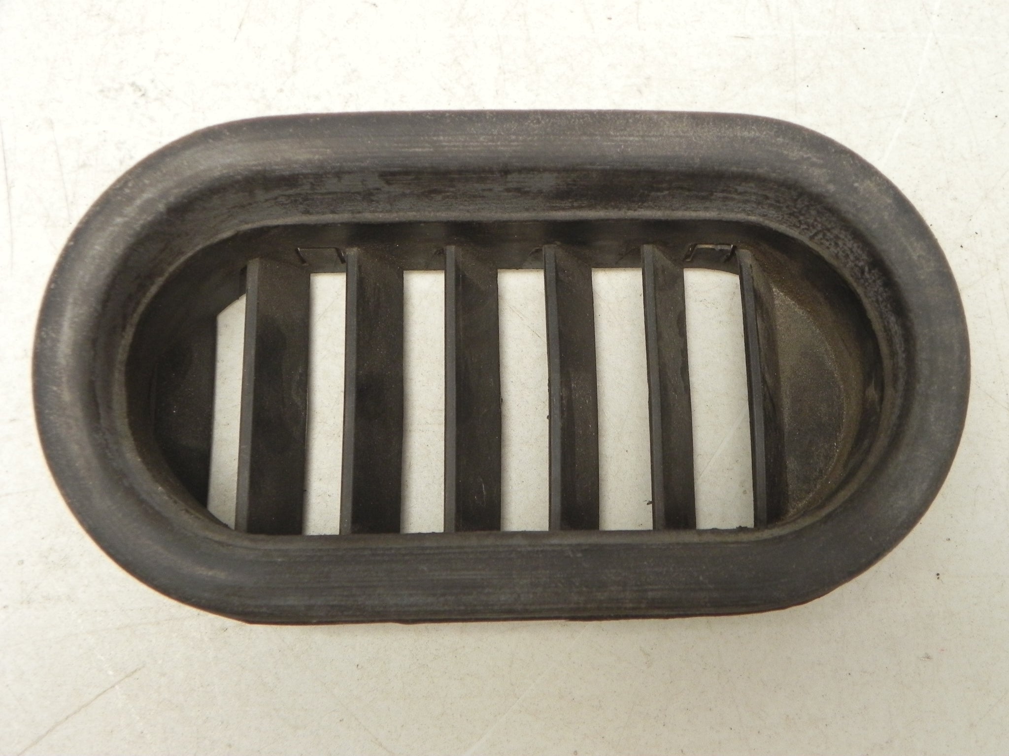 (Used) 924/944/968 Passengers Side Door Air Vent - 1977-95