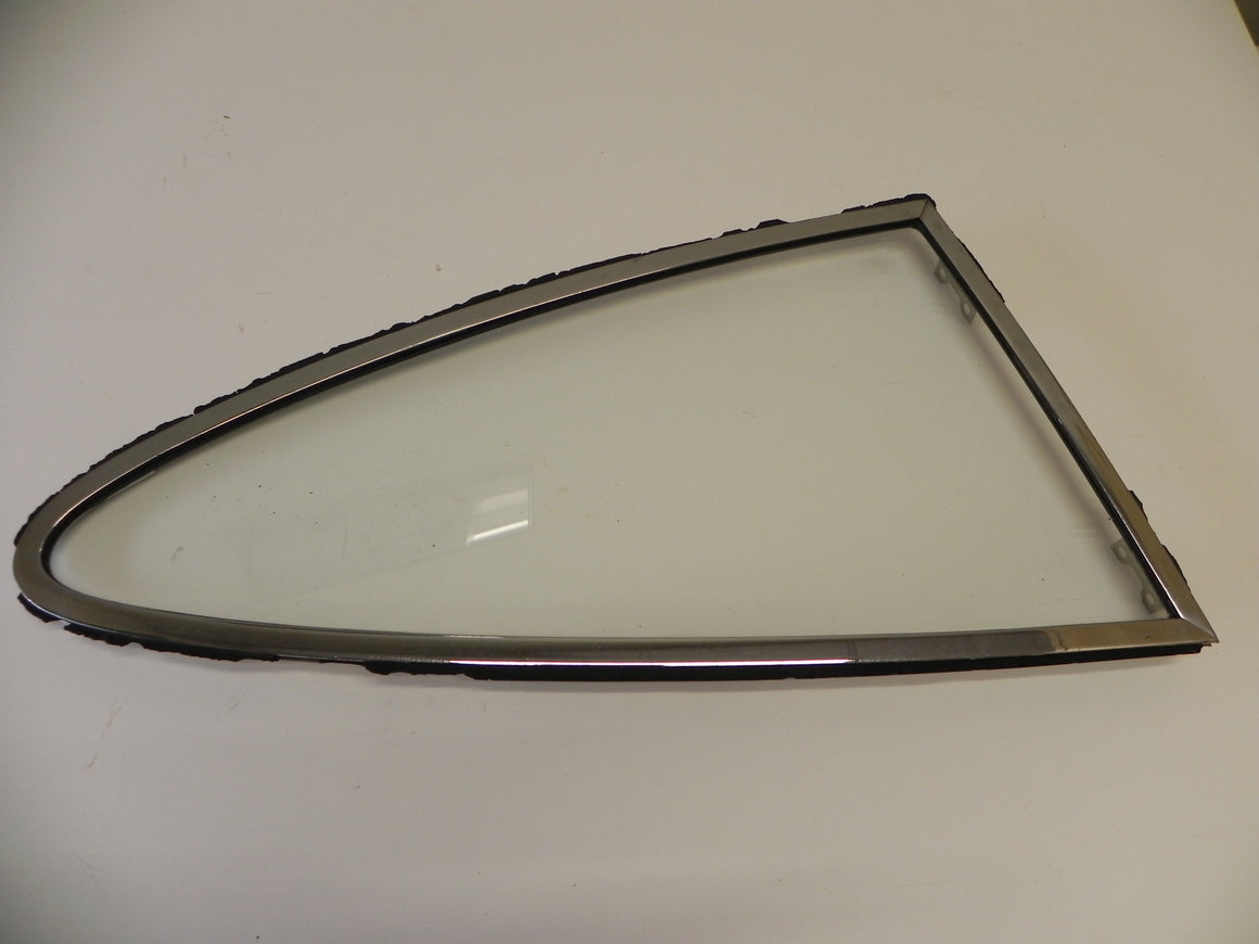 (Used) 911 Sekurit Quarter Window Right Clear - 1965-67