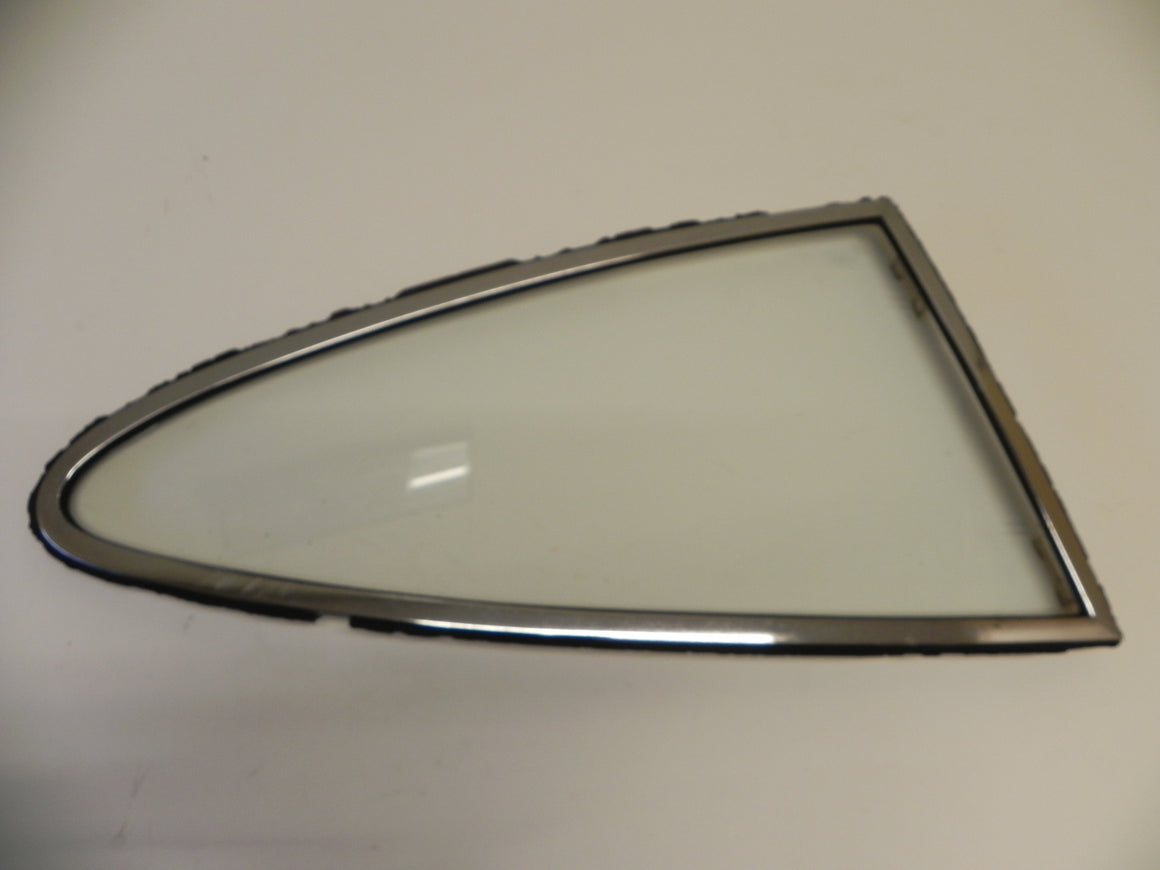 (Used) 911 Sekurit Quarter Window Right Clear - 1965-67
