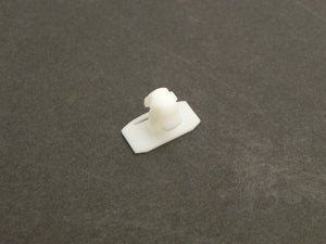 (New) Cayenne Body Molding Clip - 2003-10