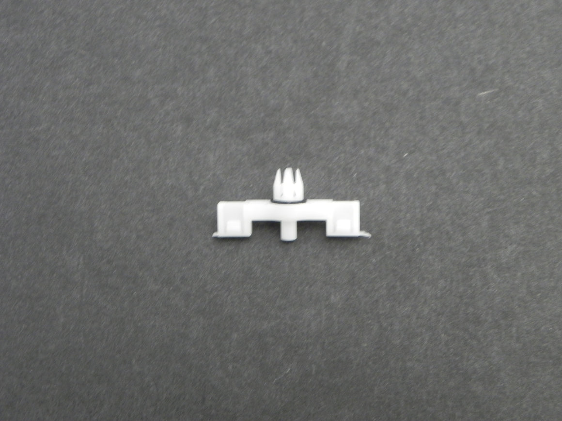 (New) Cayenne Door Panel Trim Mount Clip