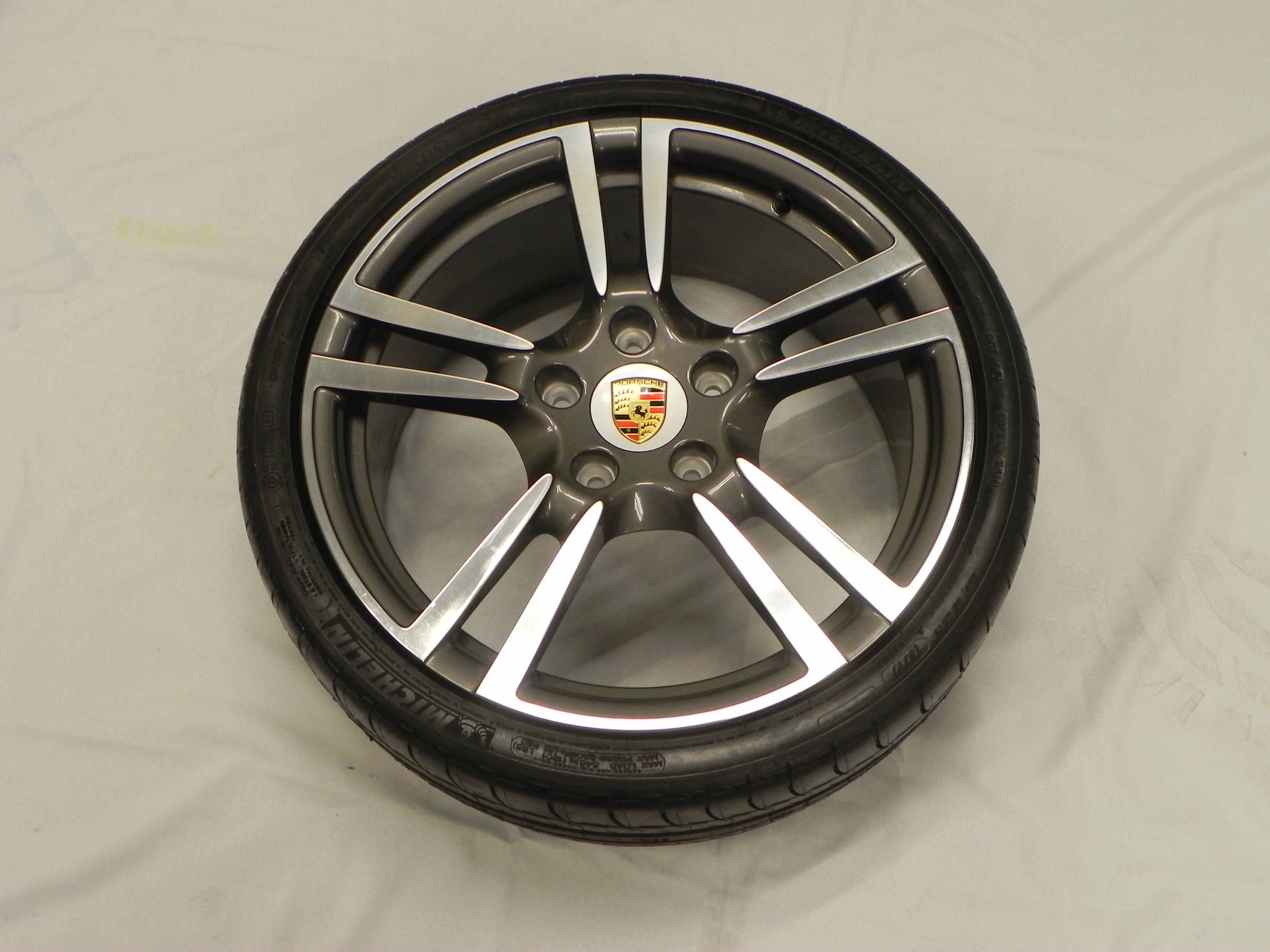 Like-New) 997/Boxster/Cayman Turbo II Wheel & Tire 8j x 19