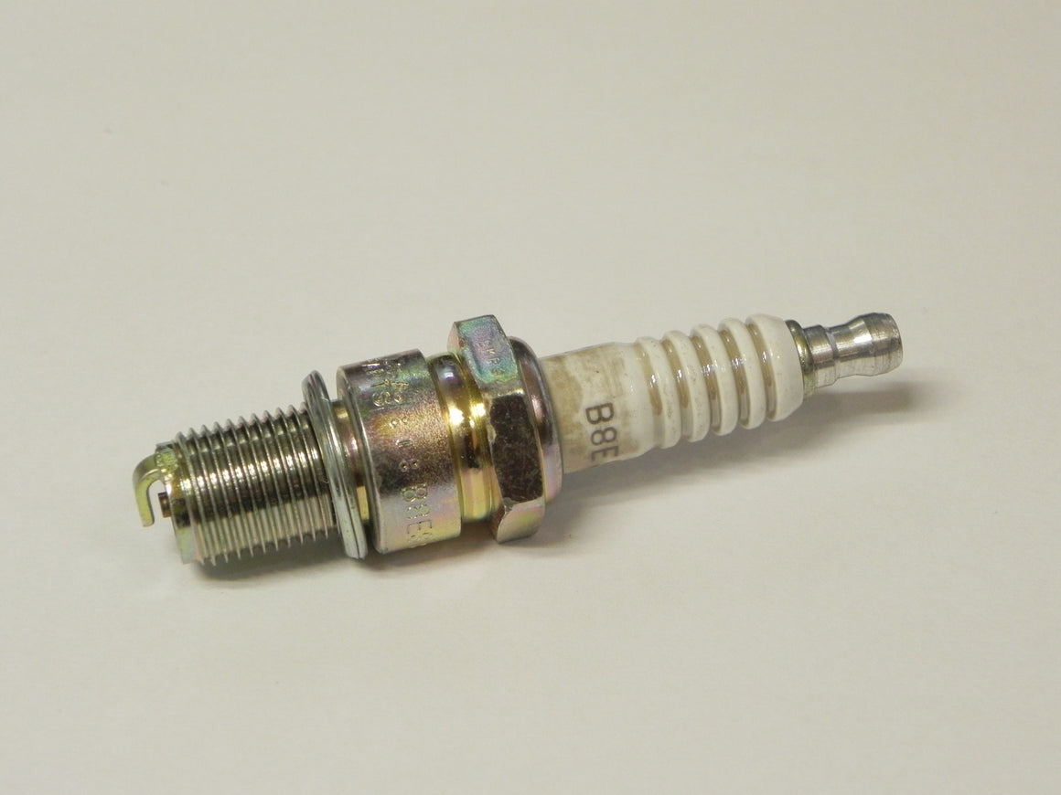 (NOS) NGK B8ES Spark Plug